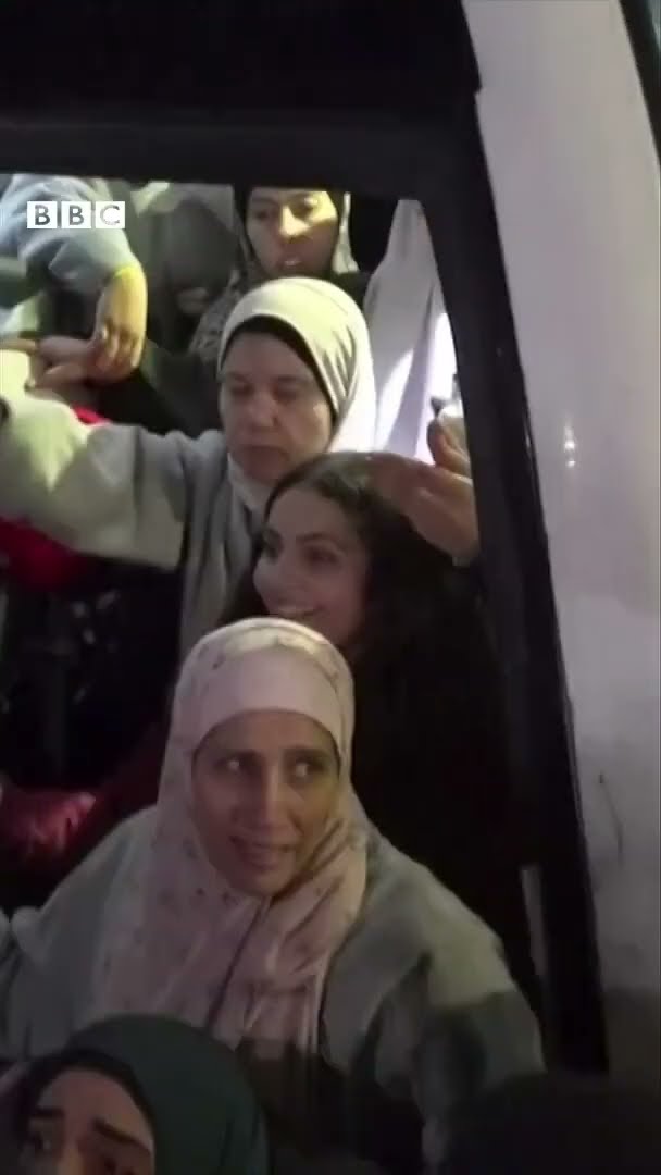 Israel-Hamas Ceasefire: युद्धविराम के बाद अपनों से मिले रिहा हुए फ़लस्तीनी