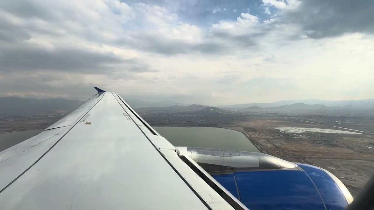 United Airlines A319 north landing (23L) in Mexico City
