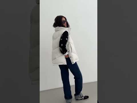 Жилет женский утепленный с кнопками молочный Modna KAZKA MKRM4188-2, видео 1