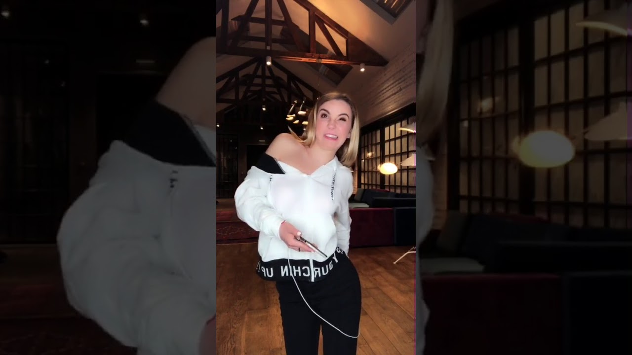 Марьяна Рожкова в musically. Какое видео лучше?