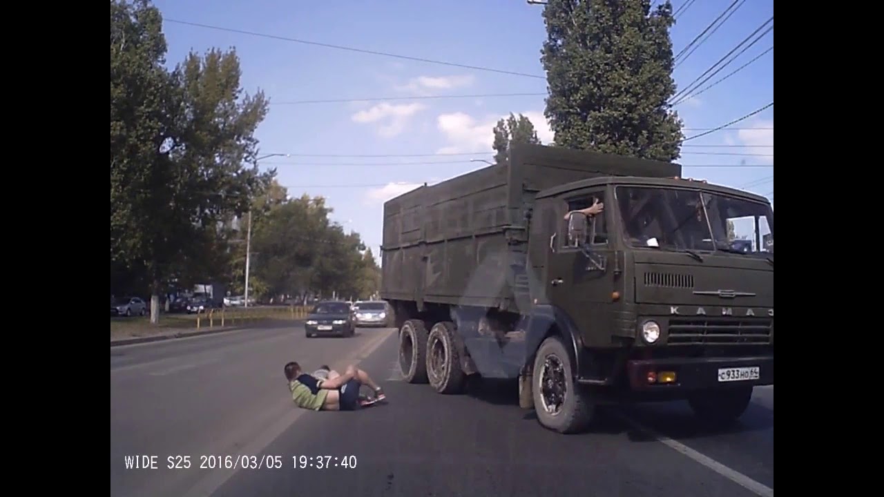 Мужчину сбил камаз