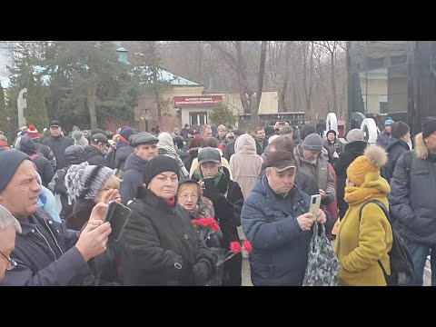 Толпа народу и море цветов на могиле В.Высоцкого юбилей 85 лет ... ВАГАНЬКОВСКОЕ КЛАДБИЩЕ 25 января