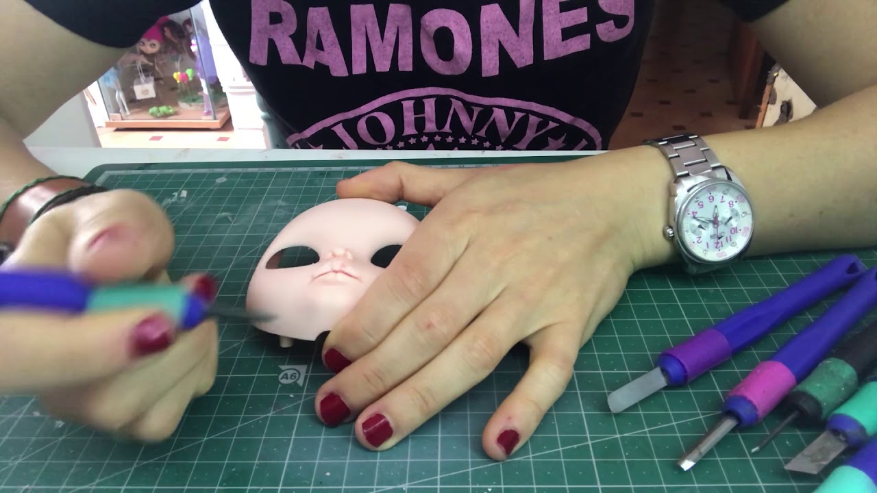 Carving de boca de una blythe