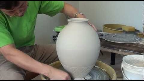 111. Throwing / Texturing a Flower Vase / Bottle with Hsin-Chuen Lin