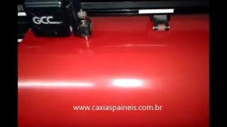 Plotter Gcc Sable recortando com precisão.