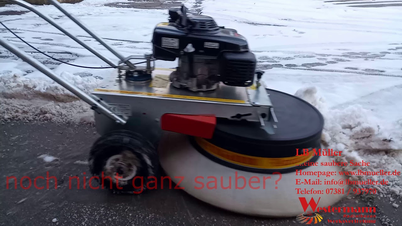 Westermann Radialbesen WR 870 Honda PRO beim Schnee fegen