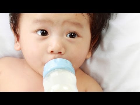 Video: How To Feed A Baby At 3 Months