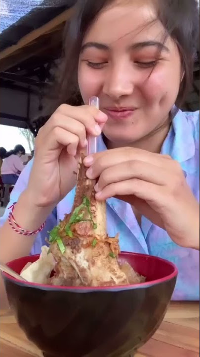 bulan sutena makan bakso