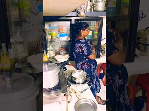 1 മിനിറ്റ് മോർണിംഗ് കിച്ചൻ 🔥 മഴയായാൽ ദോ ഇങ്ങനെ നിൽക്കണം 🙃 #malayalamyoutuber #shorts #bindu