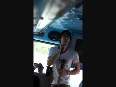 Barry, Nadech with เพื่อเธอตลอดไป on the bus