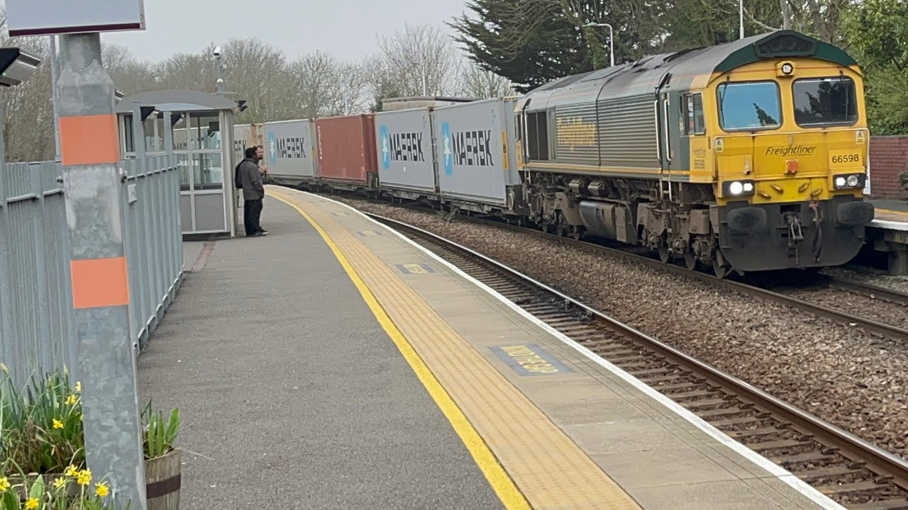 A new record for pocket wagons 9 on one train! 66598 4L73 with 40 containers 13;23 Lea Road 9/3/2026