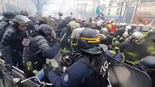 Париж, Пожарные Против Полиции - Митинг Против Повышения Пенсионного Возраста