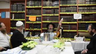 המנגן גיא-צבי מינץ. א ניסן חינוך למלכות
