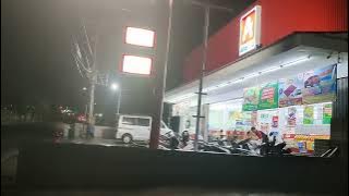 Duduk santuy menikmati gemercik hujan di malam hari