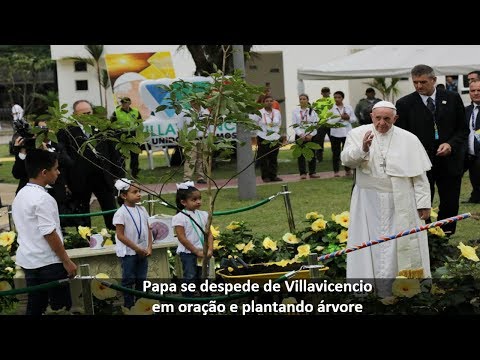Papa se despede de Villavicencio em oração e plantandando uma árvore