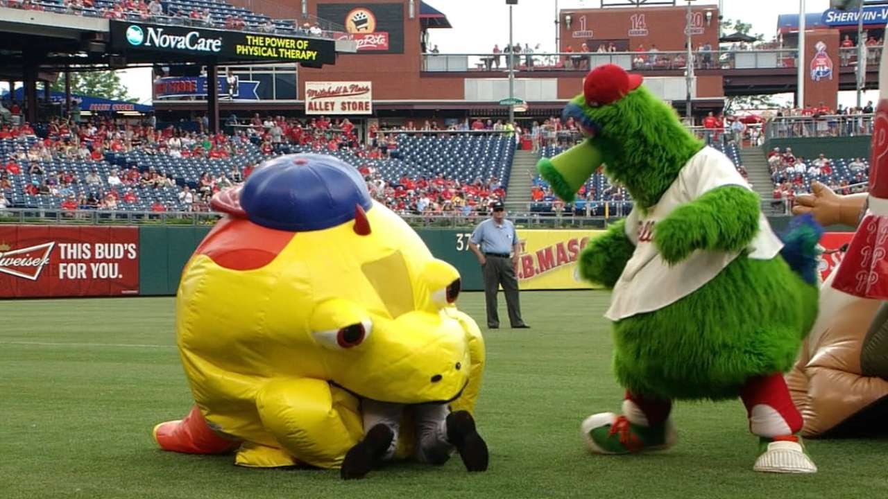 ARI@PHI: Iggy the Iguana eats a D-backs impersonator - YouTube