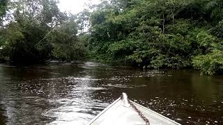 rio corda subindo de barco