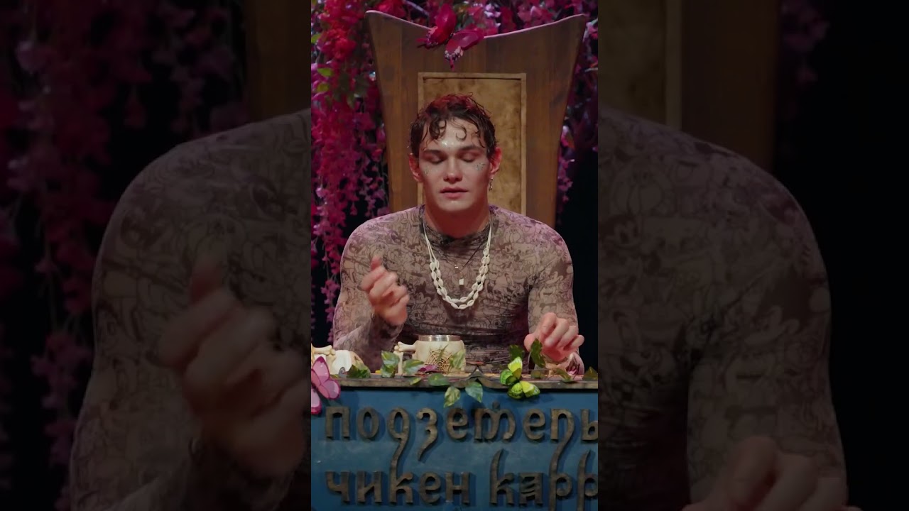 Слава Копейкин свистком вызывает дельфина. 