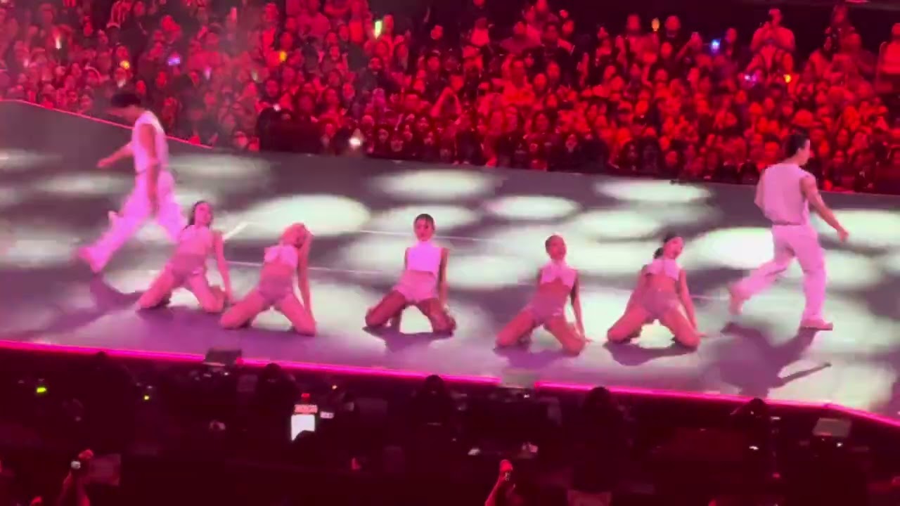 Hwasa – “Maria” Live Performance | Iconic Stage Presence 🔥💃 KCON ‘25 