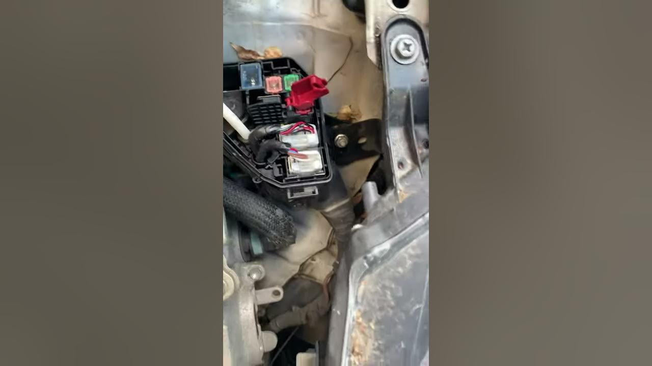 Avviare Toyota Yaris Hibrid con batteria scarica low battery - YouTube
