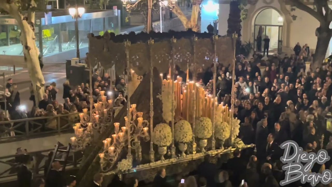 La Esperanza Macarena junto a la Torre del Oro en la calle Almirante Lobo. Magna Sevilla. Dic. 2024