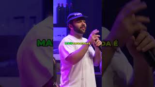 Mulher & Caixote Rindo Da Vida Com Humor