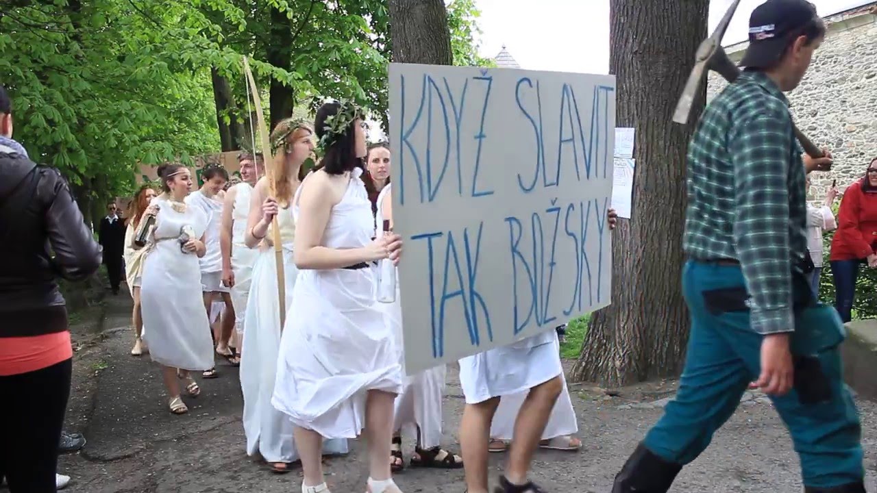 Majáles Polička 2016 - průvod v parku u hradeb