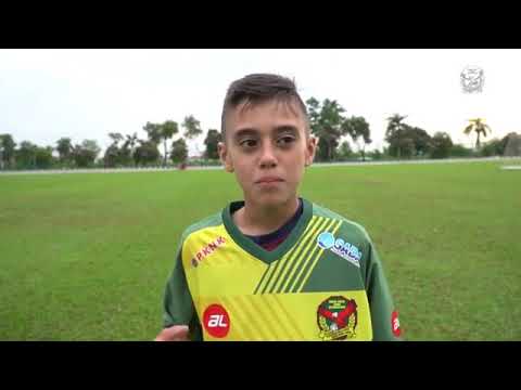 Video: Sambutan Luar Biasa Dari Pasukan Bola Sepak Terhadap Budak Lelaki Yang Mengalami Buli