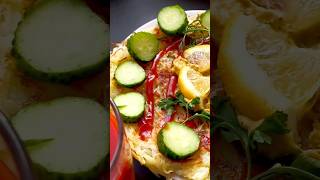 Блюдо.Картошка жаренная на сковороде с огурцом, зеленью, кетчупом и стаканом томатного сока. #shorts