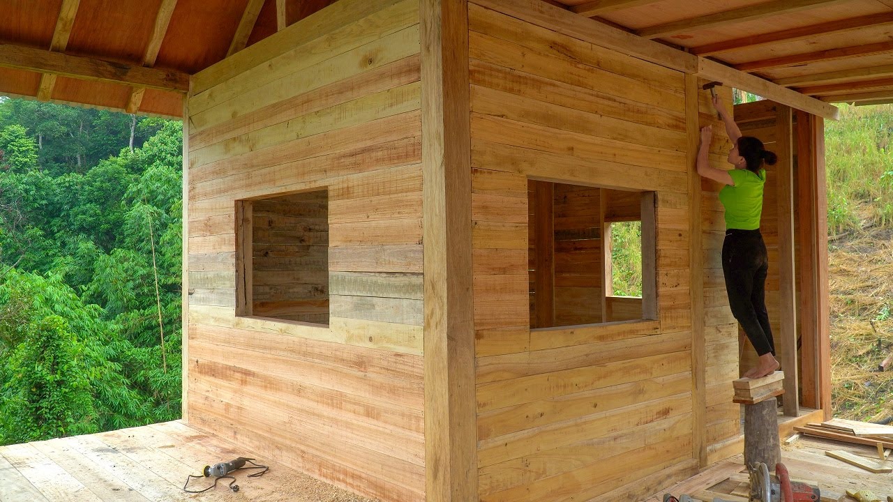Beautiful and spacious bedroom design - Using 35cm thick, hand-cut wooden planks for flooring.