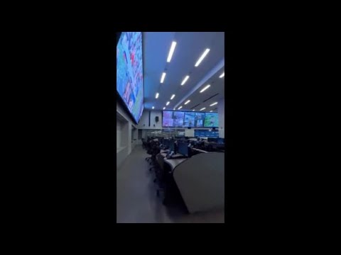 Video Gli agenti della Polizia di New York tracciano il viaggio di Babbo Natale sui monitor