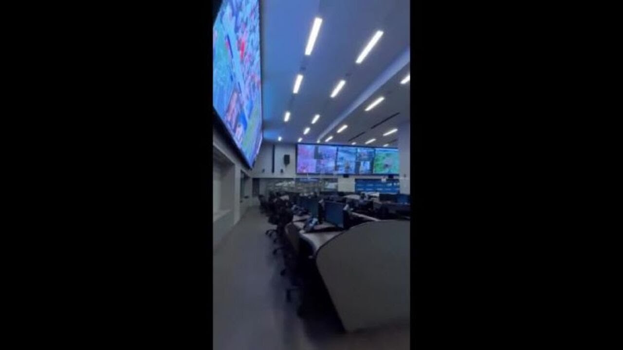 Gli agenti della Polizia di New York tracciano il viaggio di Babbo Natale sui monitor