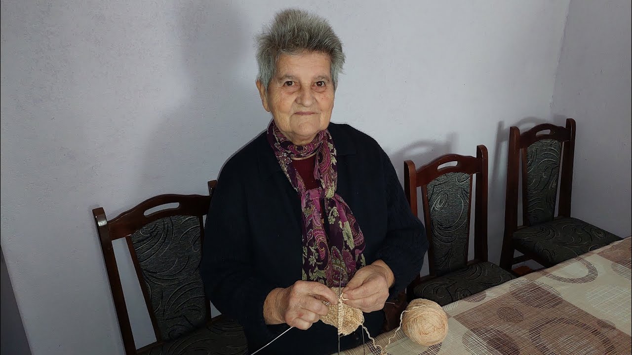 Baba plete vunene čarape