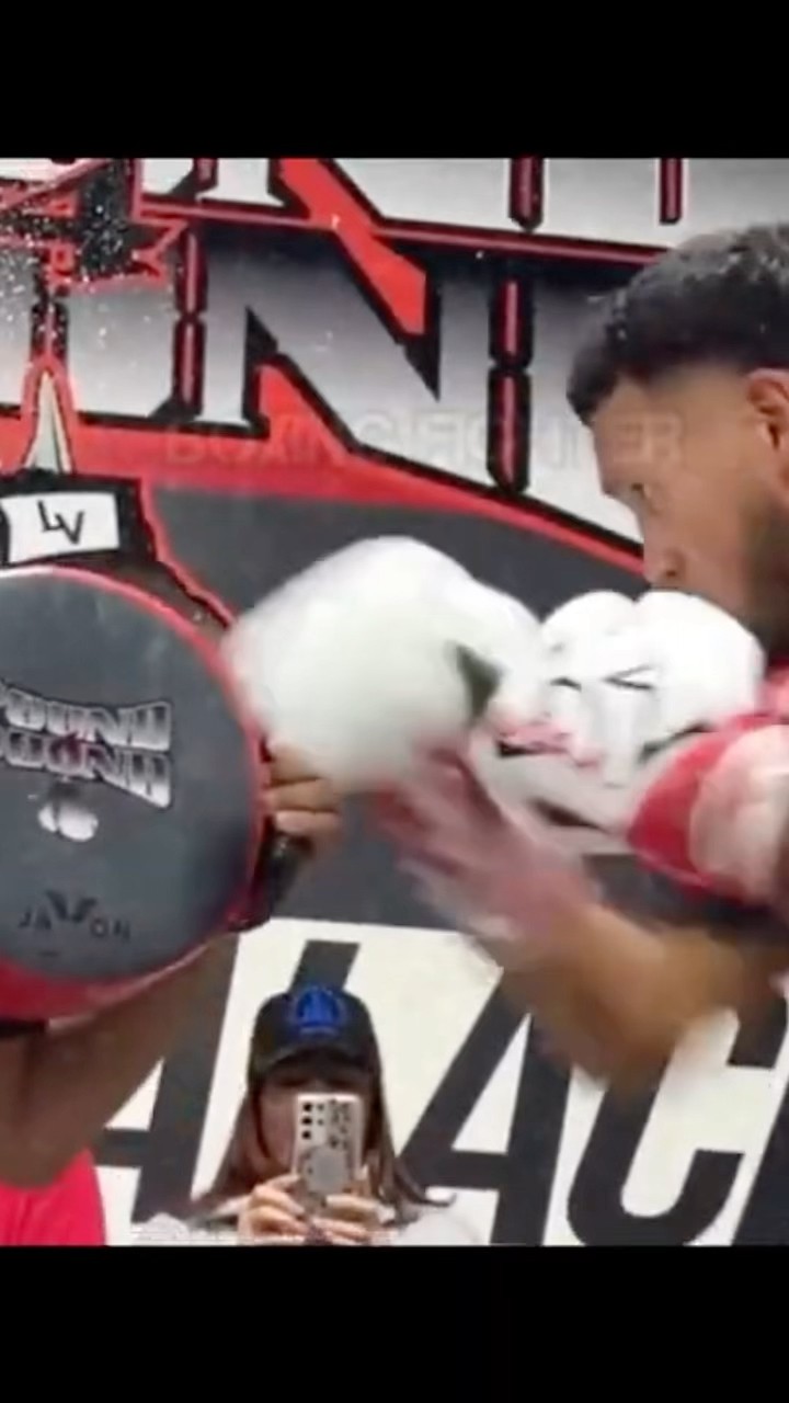 DAVID BENAVIDEZ muestra su PODER y una VELOCIDAD TERRIBLE a MORRELL y lo INTIMIDA