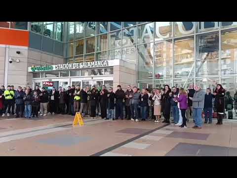 Aplausos y respeto a las víctimas de Adamuz y Gelida en Salamanca