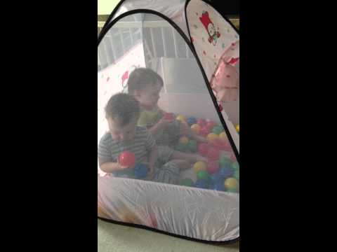 Близнецы и палатка с мячиками