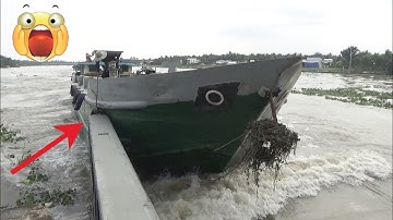 Anh tài công xót xa khi xà lan va vào cánh cửa cống nguy hiểm.!