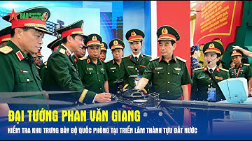 Đại tướng Phan Văn Giang kiểm tra khu trưng bày Bộ Quốc phòng tại Triển lãm thành tựu đất nước