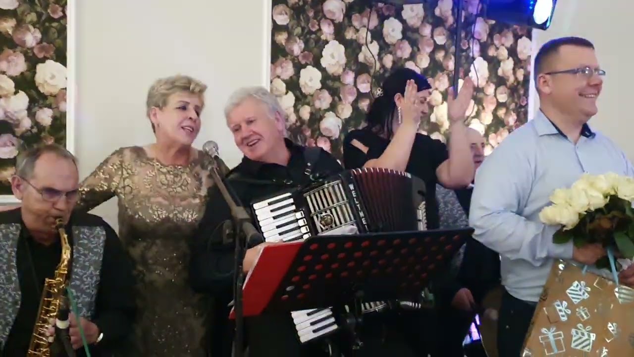SYLWESTER 2023/2024 u Teresy a na nim solenizant Sylwek akordeonista kapeli ROLAND