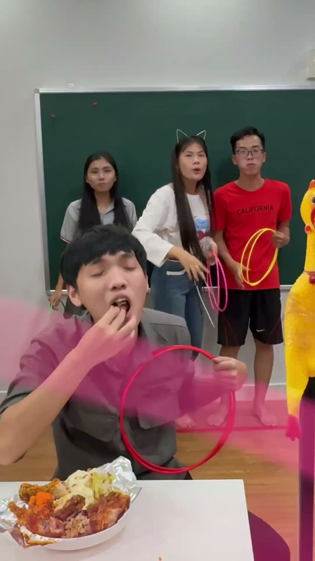 LNS - Ném vòng tròn vào đầu gà để ăn gà rán || Fried chicken game