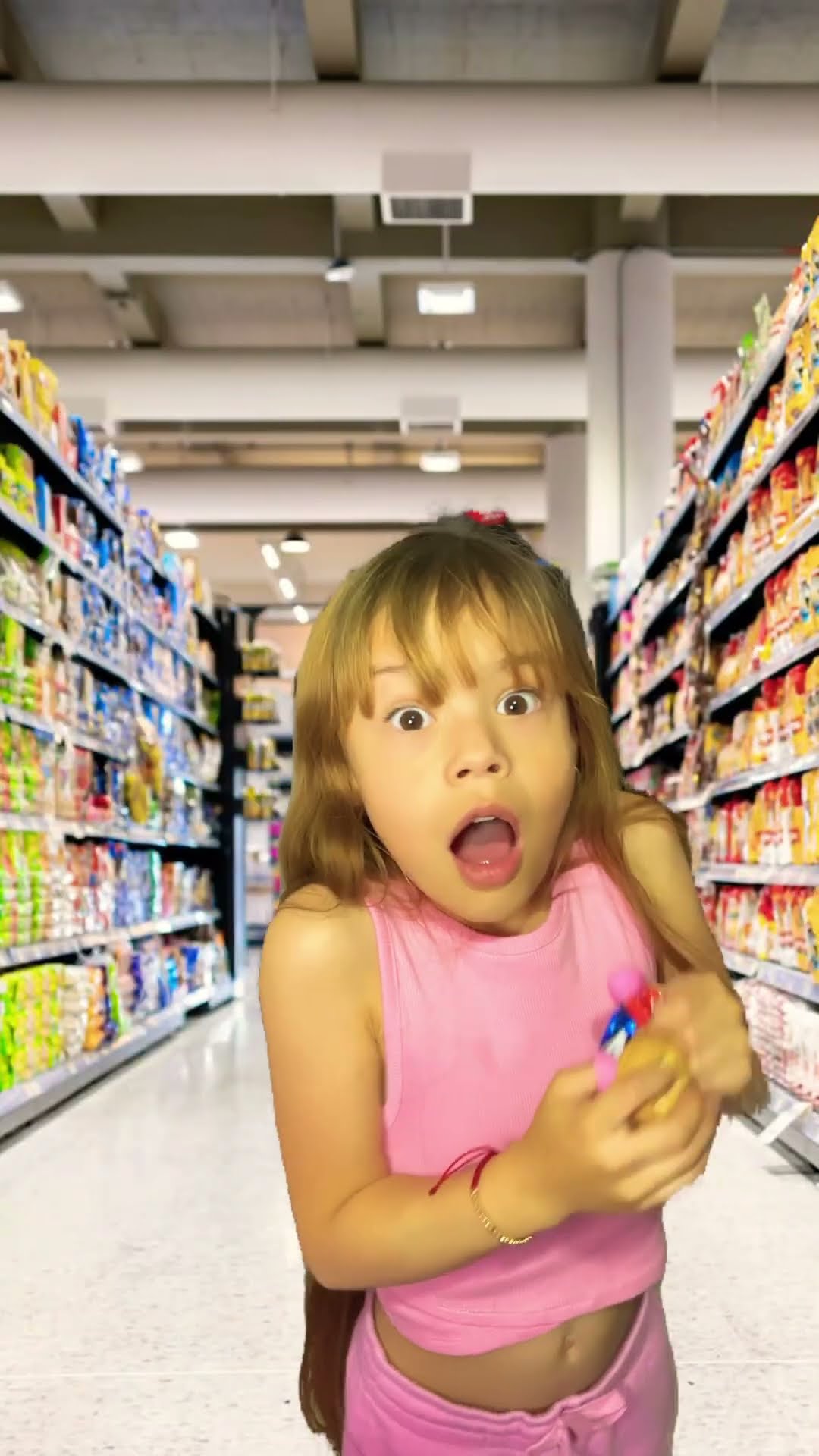 CADA VEZ QUE LA LLEVO AL SUPERMERCADO ?#humor #cosasdefamilia #humorfamiliar #shortviral