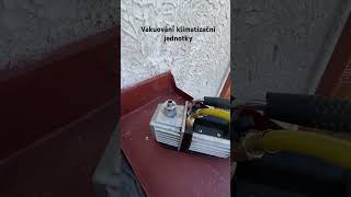 Vakuování - Zbavení Uzavřeného Systému Vzduchu A Vlhkosti Pomocí Manometru A Vakuové Pumpy.