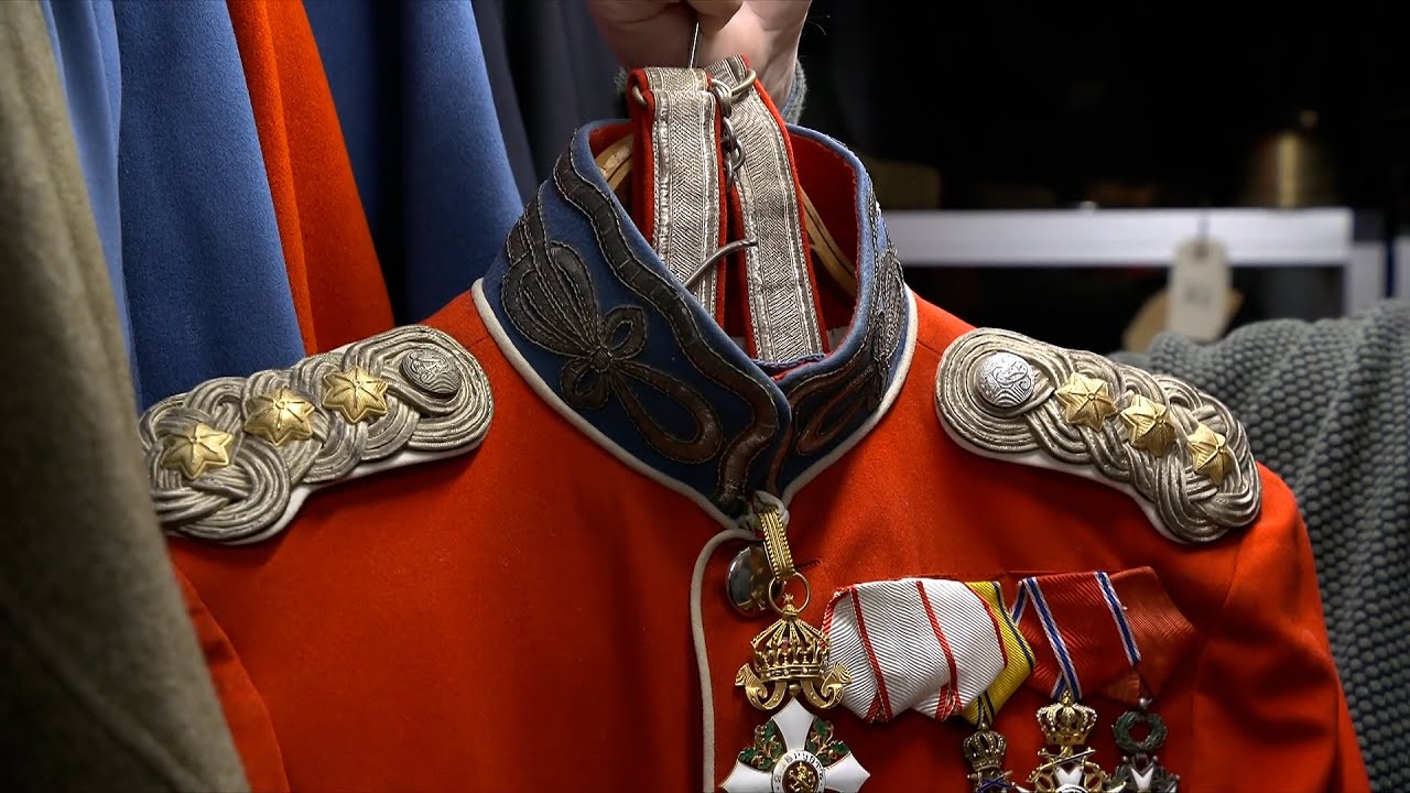 Claus samler på uniformer: Hele kælderen er proppet med historie