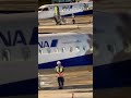 グランドスタッフ、走る!【夜】ANA WINGS Bombardier DHC-8-402Q Dash 8 - Ground Handling - 大阪国際(伊丹)空港 #Shorts