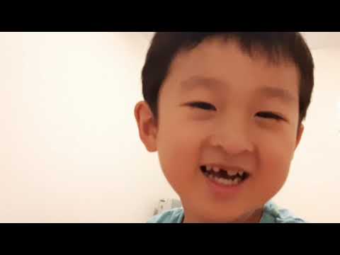 baby pretend play baby read book 영어로 책 읽는 아기