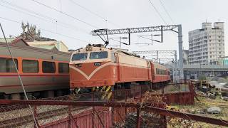 103次自強號(E1001)、516次莒光號(E216)於高雄市鳳山區中正路平交道交會