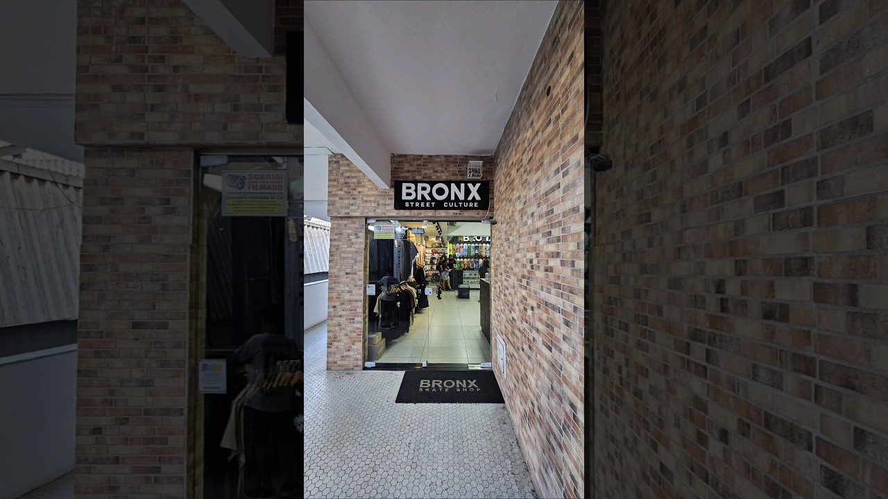 Troquei o adesivo em uma loja de skate no Brasil. 