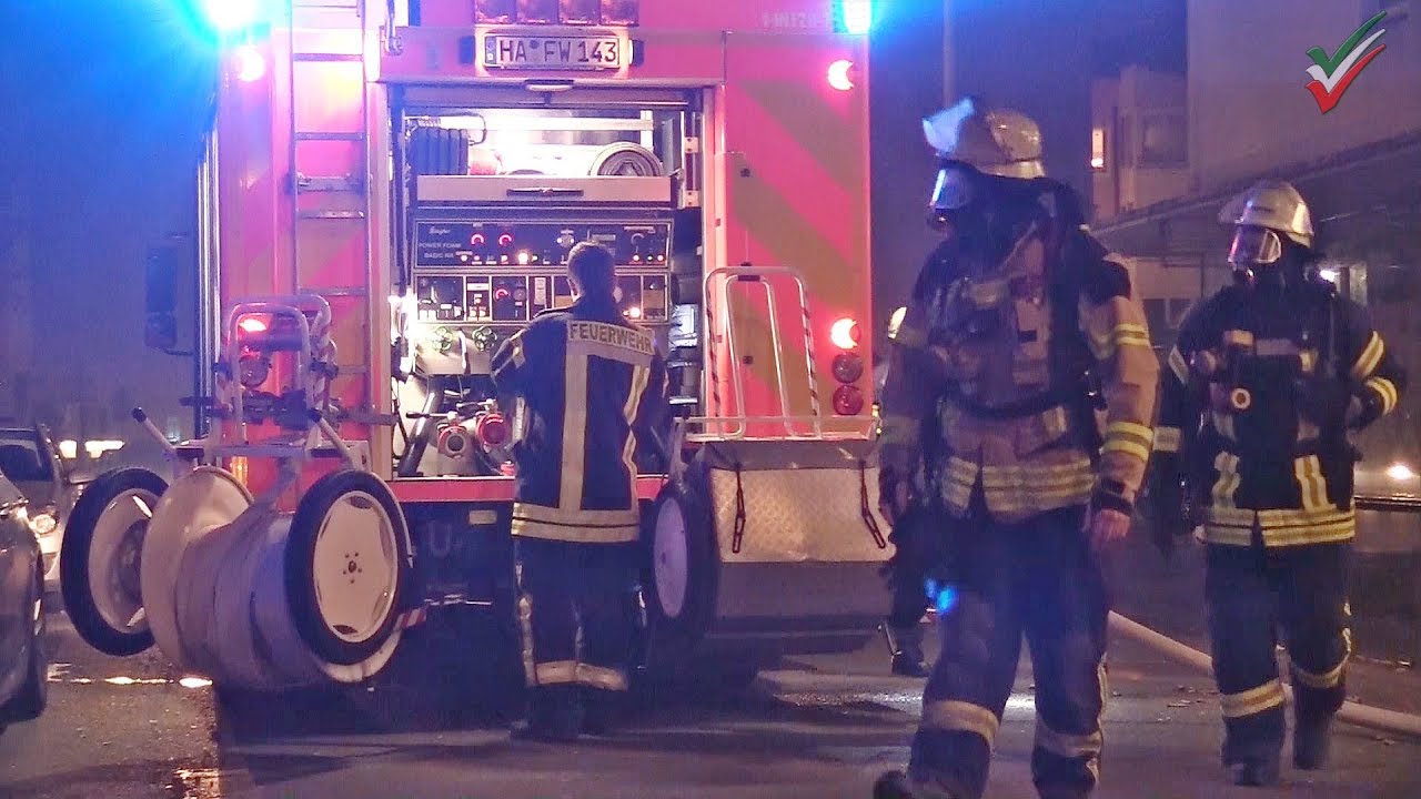 Feuerwehreinsätze in der Silvesternacht/Neujahrsnacht in Hagen - Silvester Neujahr 2020 Alarmfahrt