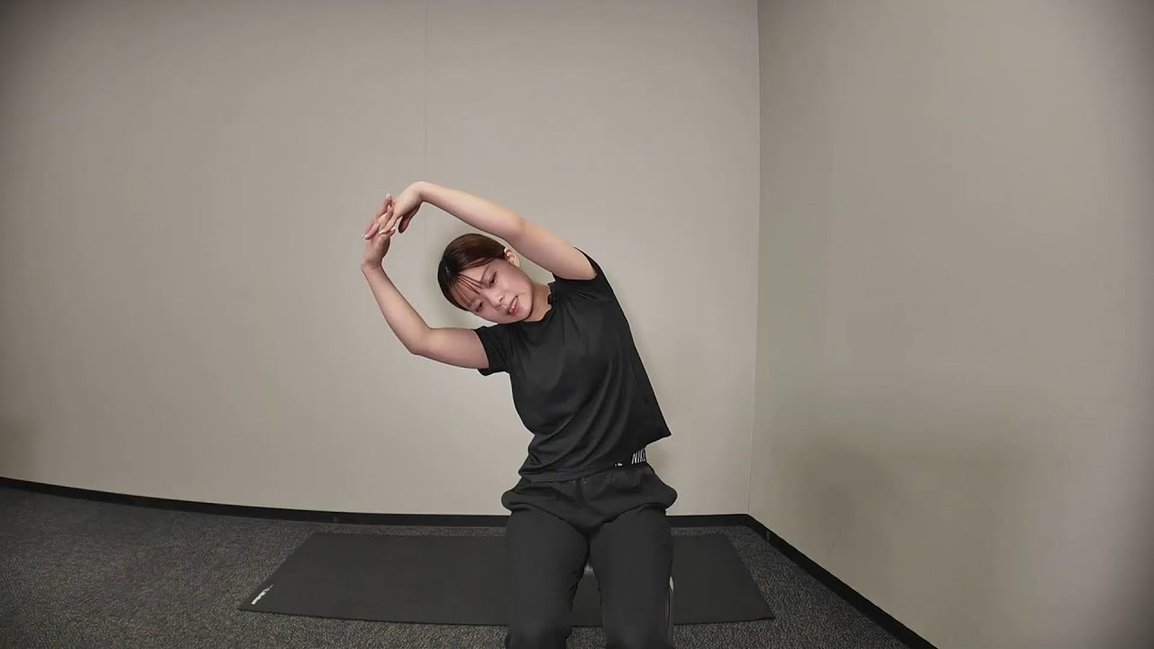 ３月２日「オフィス」椅子に座ったままストレッチ。