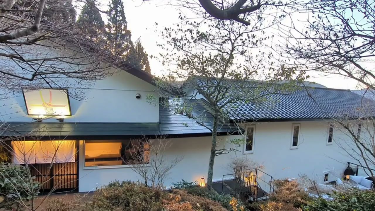 箱根　旅館　蔵樹　箱根神社の神域　通勤中に聞くだけで一日が、幸せに満ちる　冬の早朝、灯りが残る静かな蔵樹　BGM 月の光　ドビュッシー